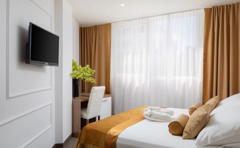 Corner 4* hotel (or similar) - Split