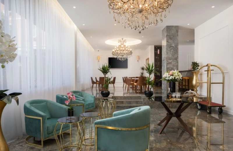 Corner 4* hotel (or similar) - Split